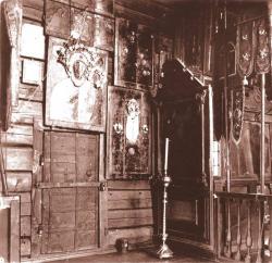 В киоте перед левым клиросом располагалась икона «Святые князья Борис и Глеб». Фото кон. XIX - нач. XX вв.